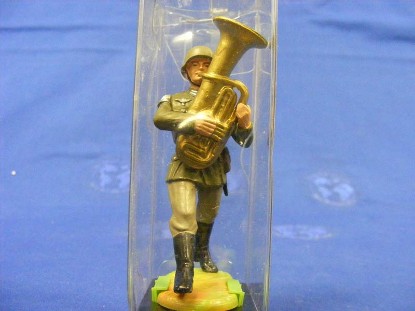 german-soilder-musician-marching-w-tuba-elastolin-by-preiser-ELA7367