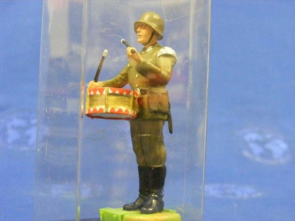 german-soilder-musician-w-small-drum-elastolin-by-preiser-ELA7385