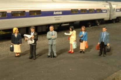 standing-platform-passengers-bachmann-BAC33110