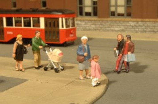 strolling-people-bachmann-BAC33159
