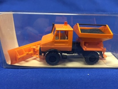 Picture of Unimog 1300 Snow plow orange